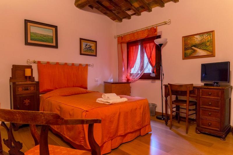 Basic Single Room with Shared Bathroom image 4