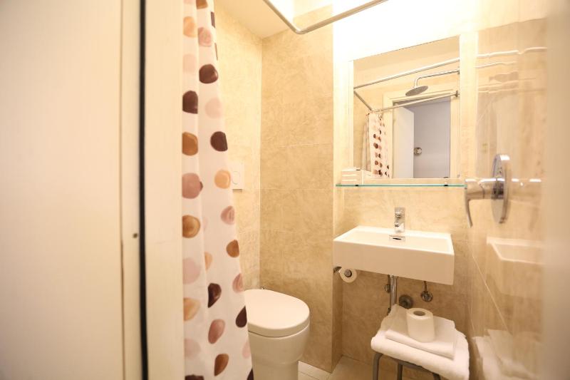 Small Single Room image 1
