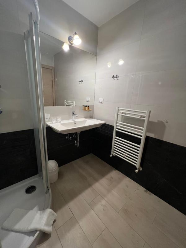 Economy Double Room image 3