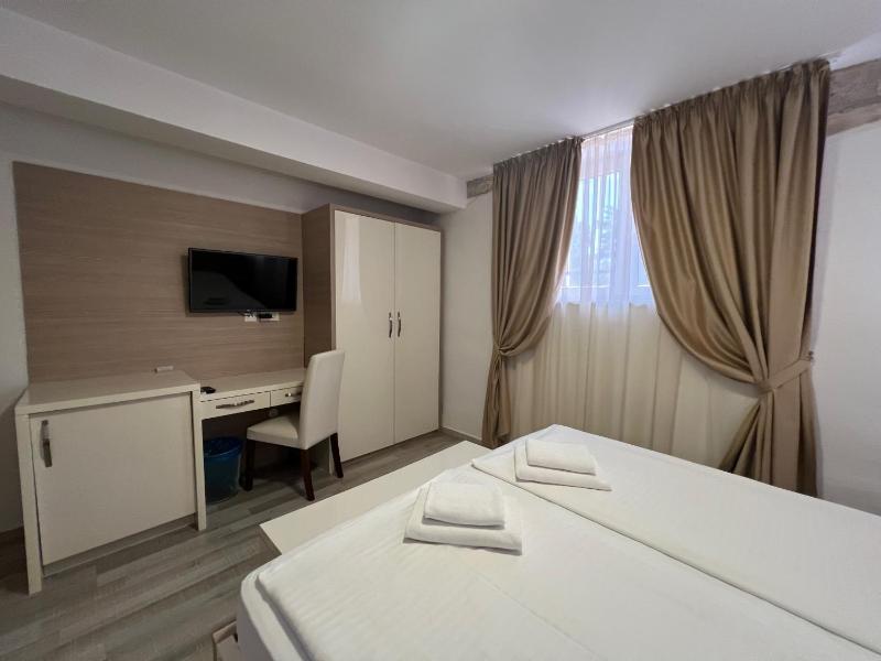 Economy Double Room image 4
