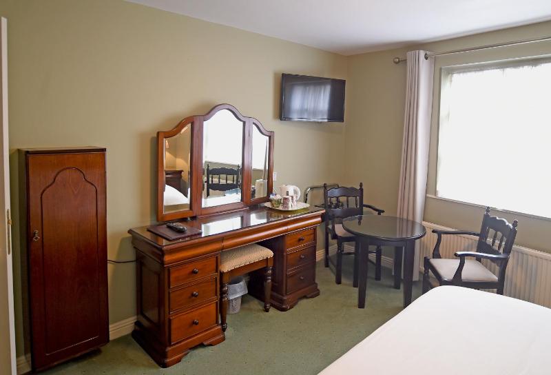 Family Room (4 Adults) image 4