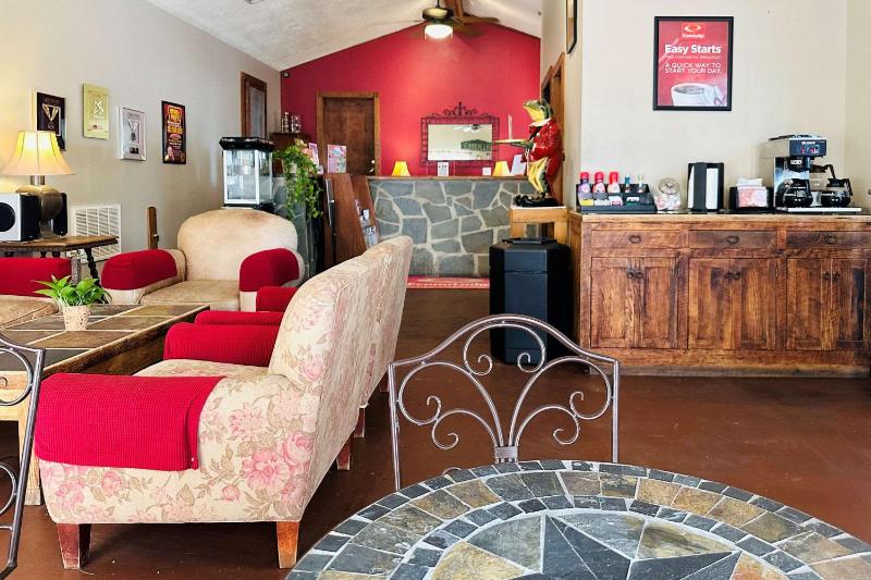 Econo Lodge Fredericksburg - image 13