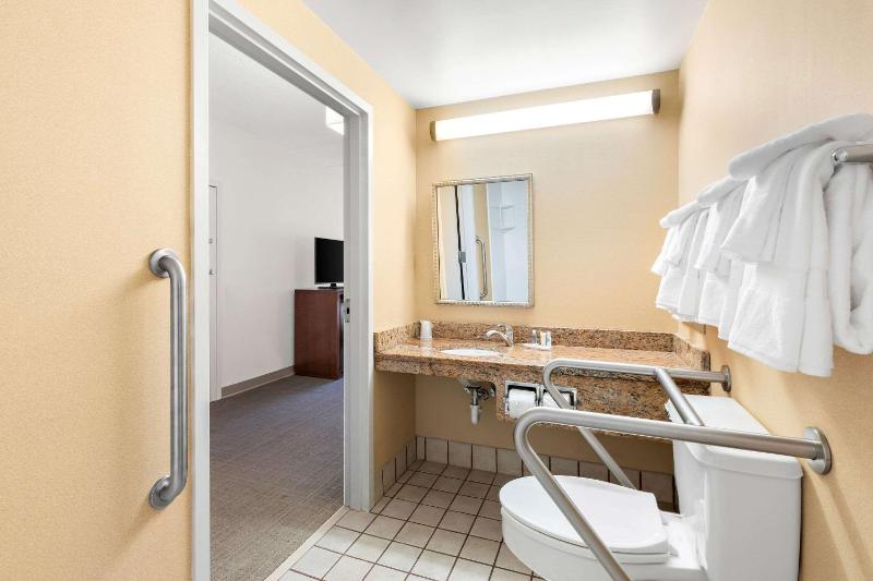 King Room - Accessible/Non-Smoking image 2