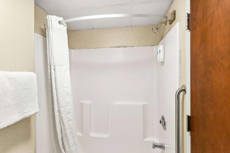 Queen Suite - Non-Smoking image 2