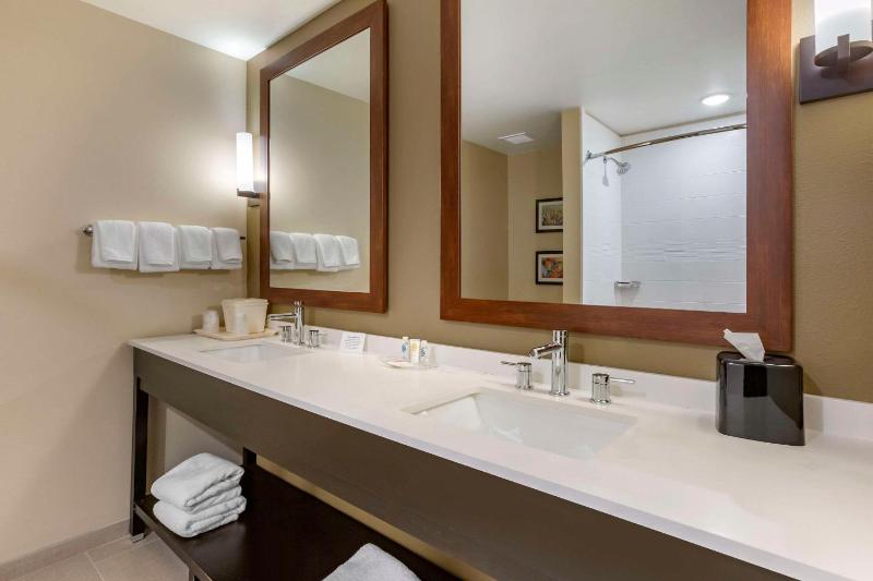 Queen Suite with Two Queen Beds - Non-Smoking image 4