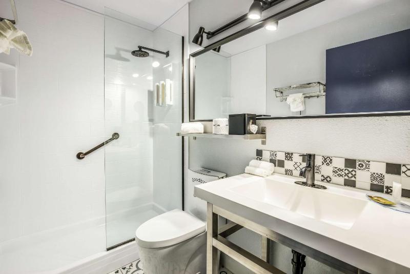Standard Queen Room with Two Queen Beds and Shower - Non Smoking image 2
