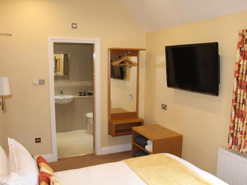 Standard Double Room image 4