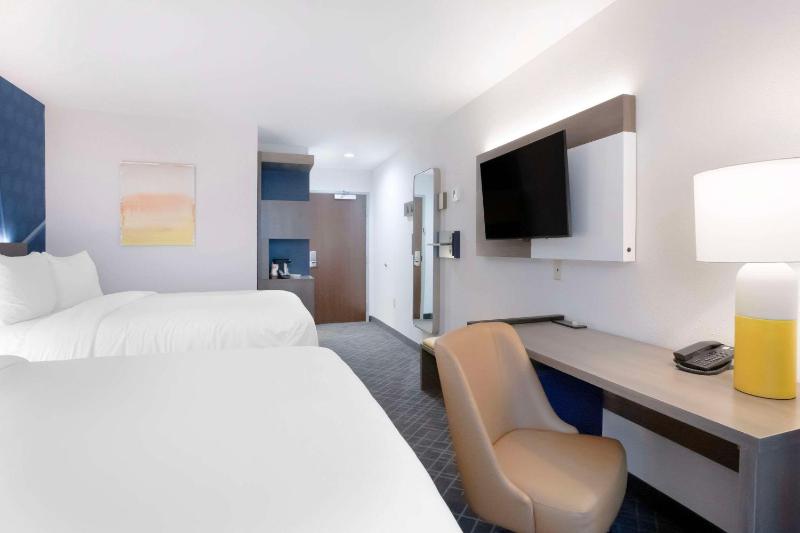 Quadruple Room with Two Queen Beds - Non Smoking/Interior Corridor image 4