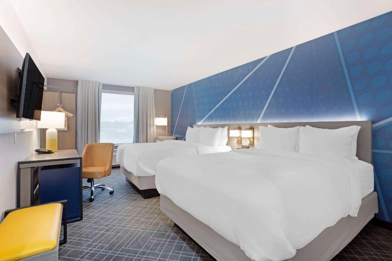 Quadruple Room with Two Queen Beds - Non Smoking/Interior Corridor image 3