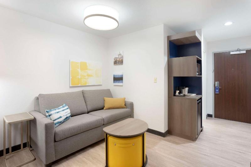 King Suite - Non Smoking/Interior Corridor image 2