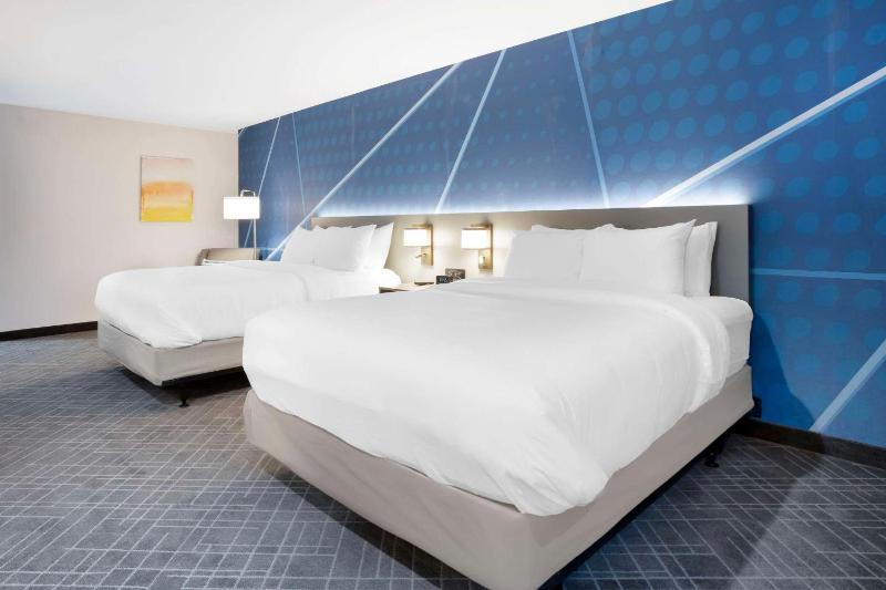 Quadruple Room with Two Queen Beds - Disability Access/Non Smoking/Interior Corridor image 4