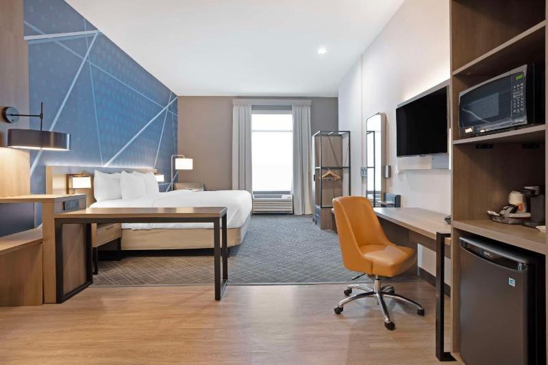 King Room - Disability Access/Non Smoking/Interior Corridor image 4