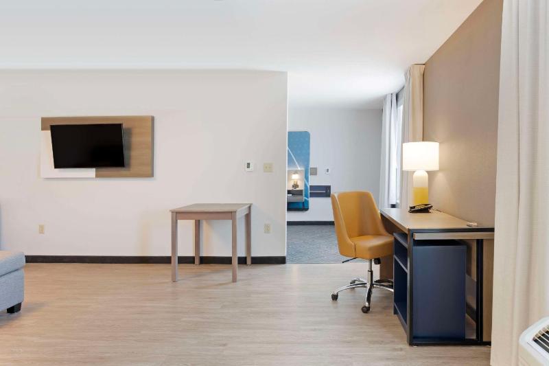 Superior King Suite image 3
