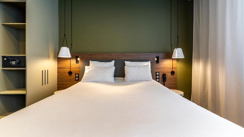 Superior Suite with One King Bed and Two SingleBeds image 1