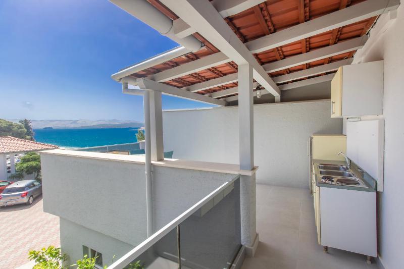 Studio with Balcony and Sea View image 3
