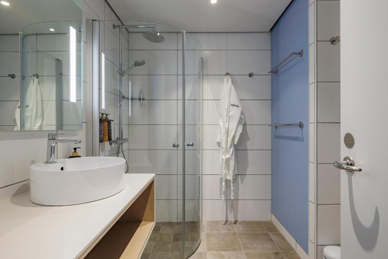 Double Room with Balcony and Sea View image 3