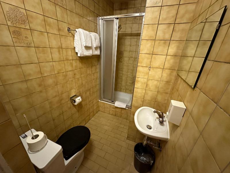 Double Room with Private External Bathroom image 3