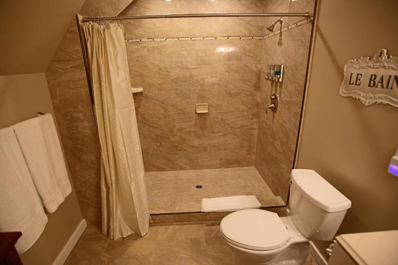 Deluxe King Room image 3