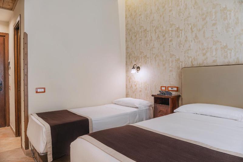 Triple Room with Balcony image 1