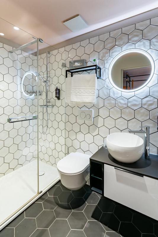 Double or Twin Room with Lake View image 4