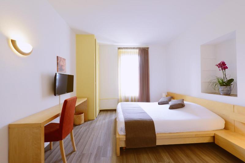 Double Room with Shared Bathroom image 1