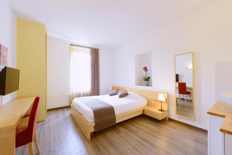 Double Room with Shared Bathroom image 3