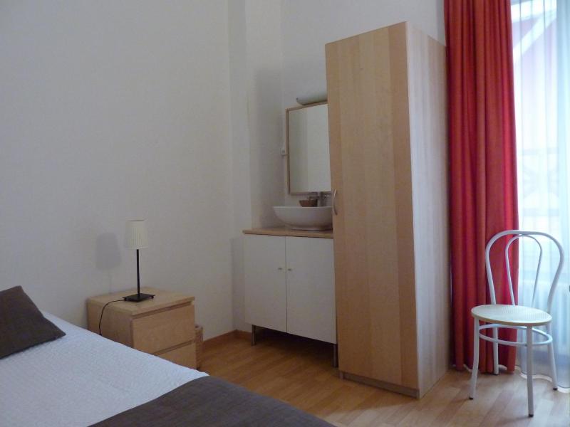 Single Room with Shared Bathroom image 1