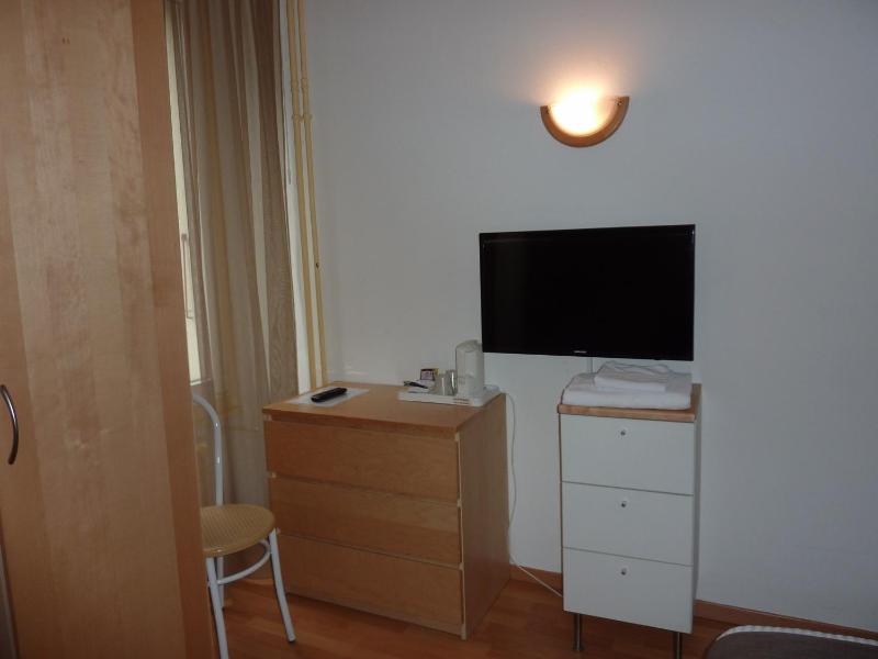 Single Room with Shared Bathroom image 4