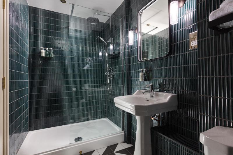 Small Double Room image 4