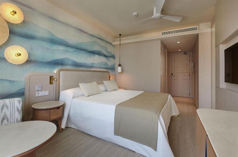 Double Room with Side Sea View image 4