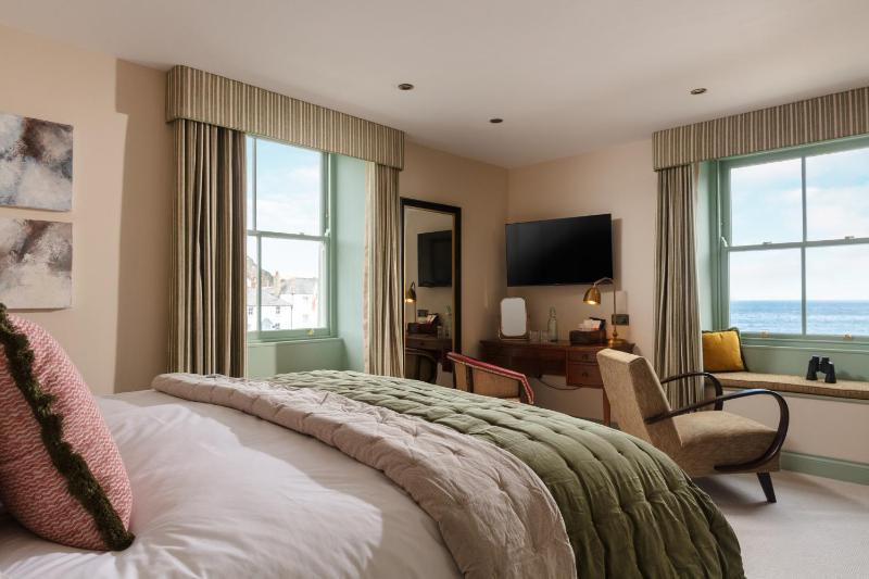 Pier House - image 34
