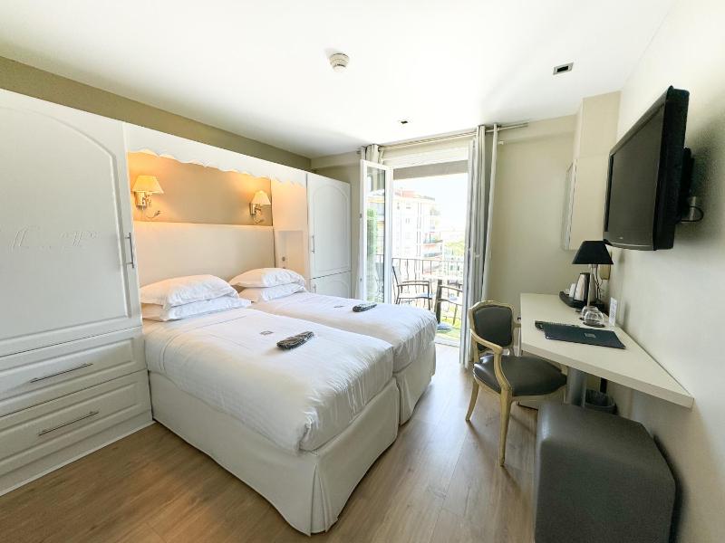 Double Room with Balcony with Garden View image 4