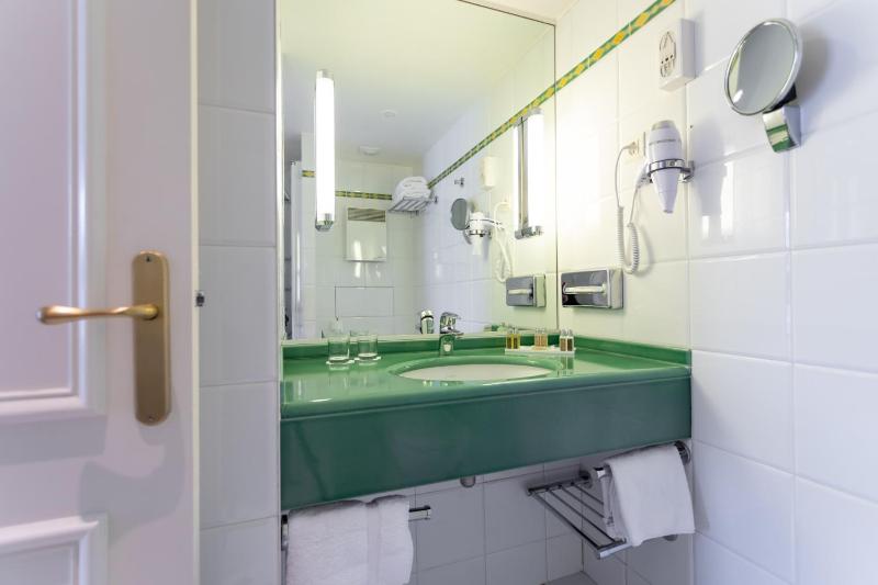 Economy Double Room image 3