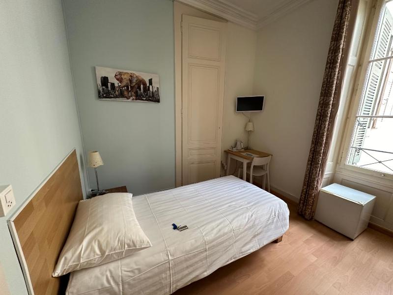 Single Room with Private External Bathroom image 2