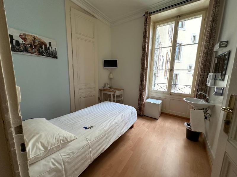 Single Room with Private External Bathroom image 4