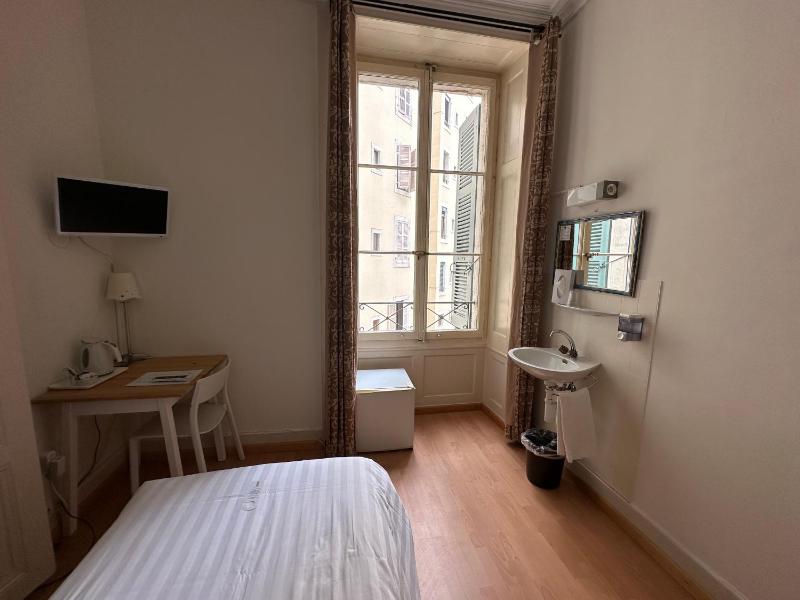 Single Room with Private External Bathroom image 1