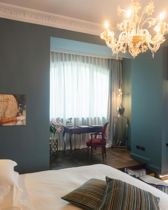 Superior Suite with Lake View image 2