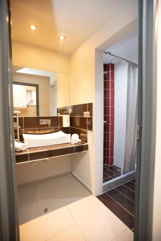 Deluxe Studio with Garden View - Free Car Parking Spot image 3