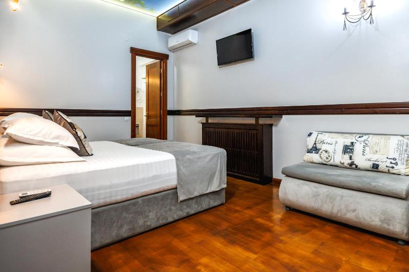 Large Double or Twin Room without natural light image 4