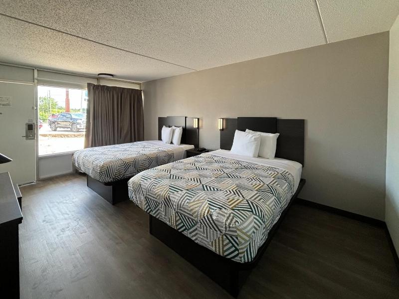 Queen Room with Two Queen Beds - Non-Smoking image 1