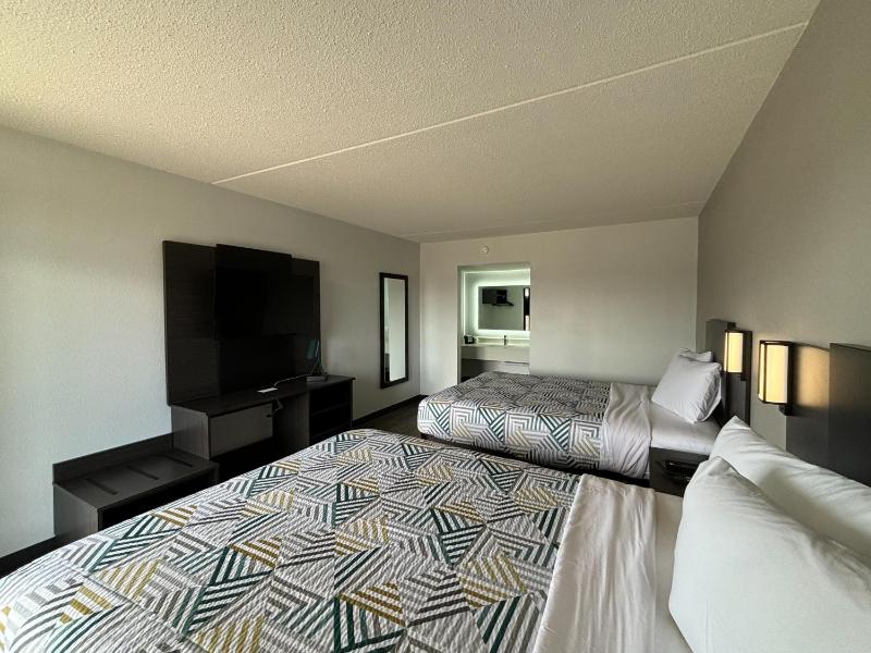 Queen Room with Two Queen Beds - Non-Smoking image 4