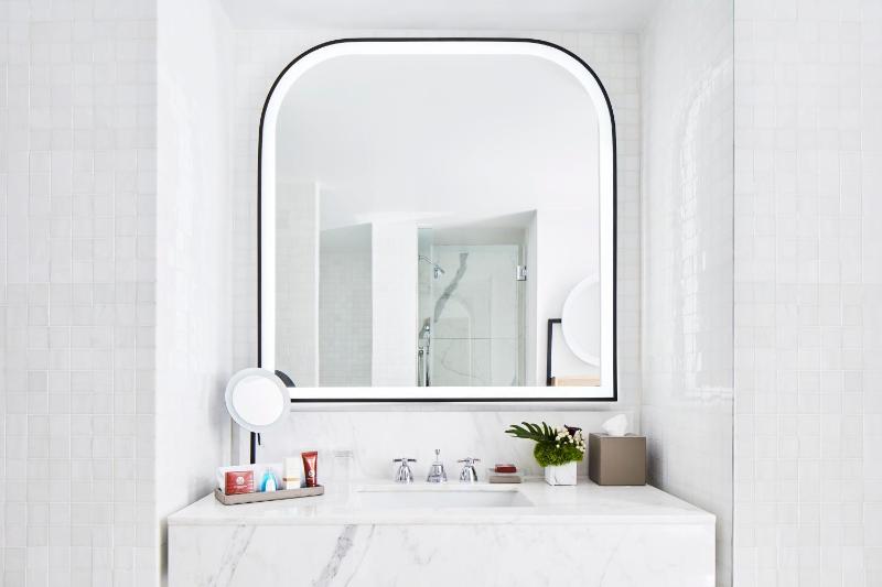 One-Bedroom King Suite with Tub - Mobility/Hearing Access image 2