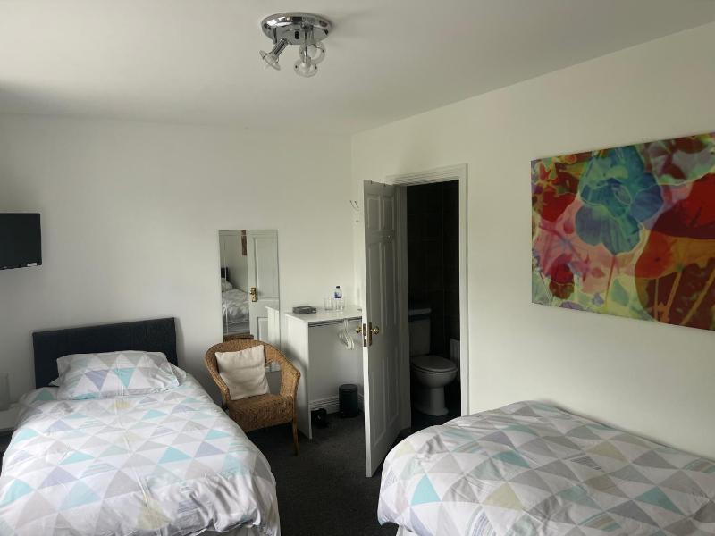 Twin Room image 4