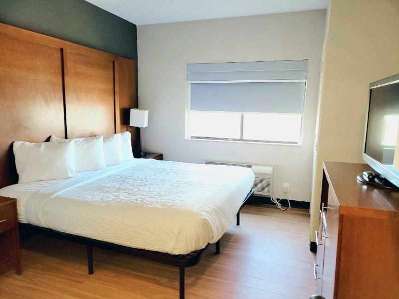 Deluxe King Room image 1