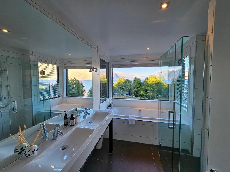 Private Retreat - Stunning Lake & Mountain Views - image 16