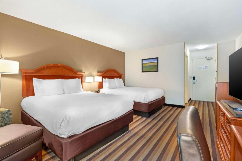 Queen Room with Two Queen Beds - Non-Smoking image 2