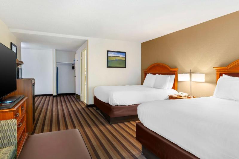 Queen Room with Two Queen Beds Disability Access Tub - Non Smoking  image 2