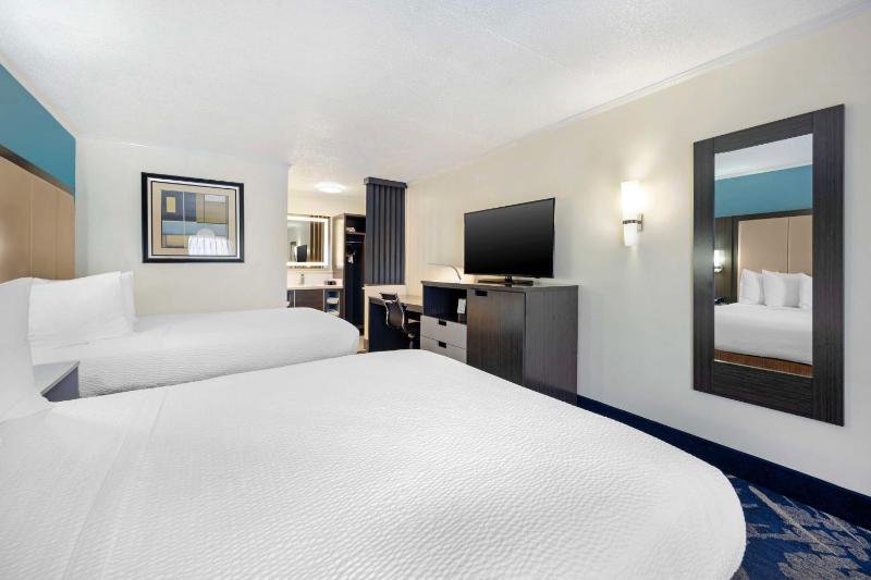 Queen Room with Two Queen Beds - Non-Smoking image 3