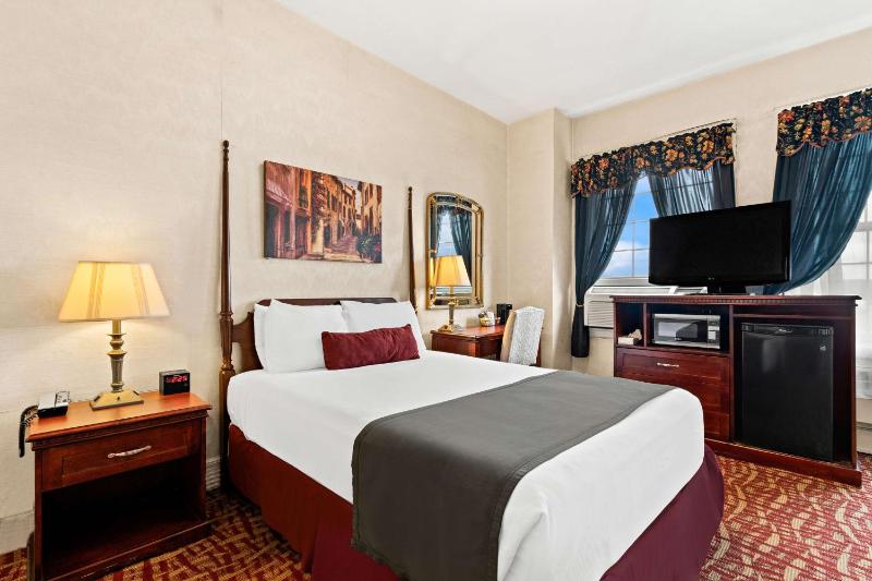 Queen suite with Kitchenette - Non-Smoking image 2