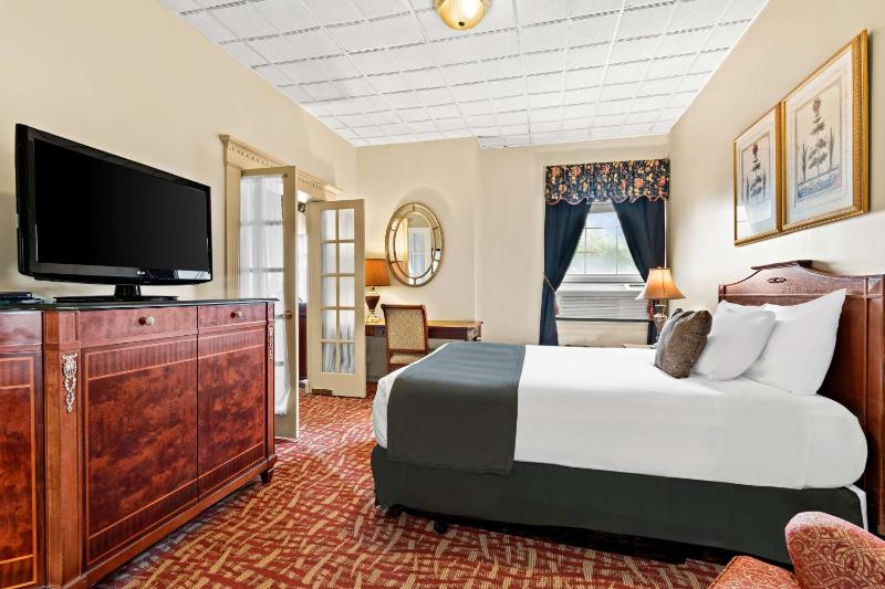 Suite with One King and One Double Bed - Non-Smoking image 2
